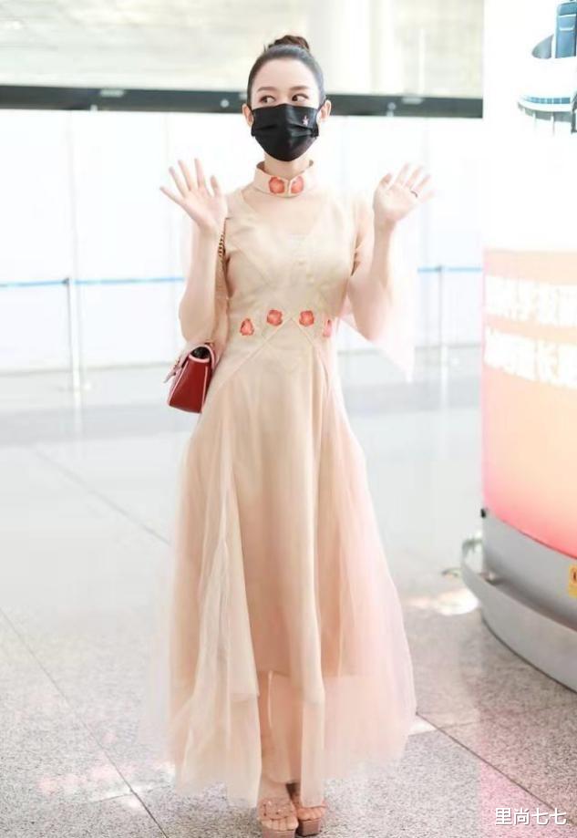 里尚七七 吉娜走机场也太端着了，一袭薄纱裙和旁人格格不入，隆重过头了