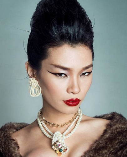 翡翠|一手烂牌打出王炸，小眼睛厚嘴唇大方脸，吕燕的脸跟翡翠一样高级