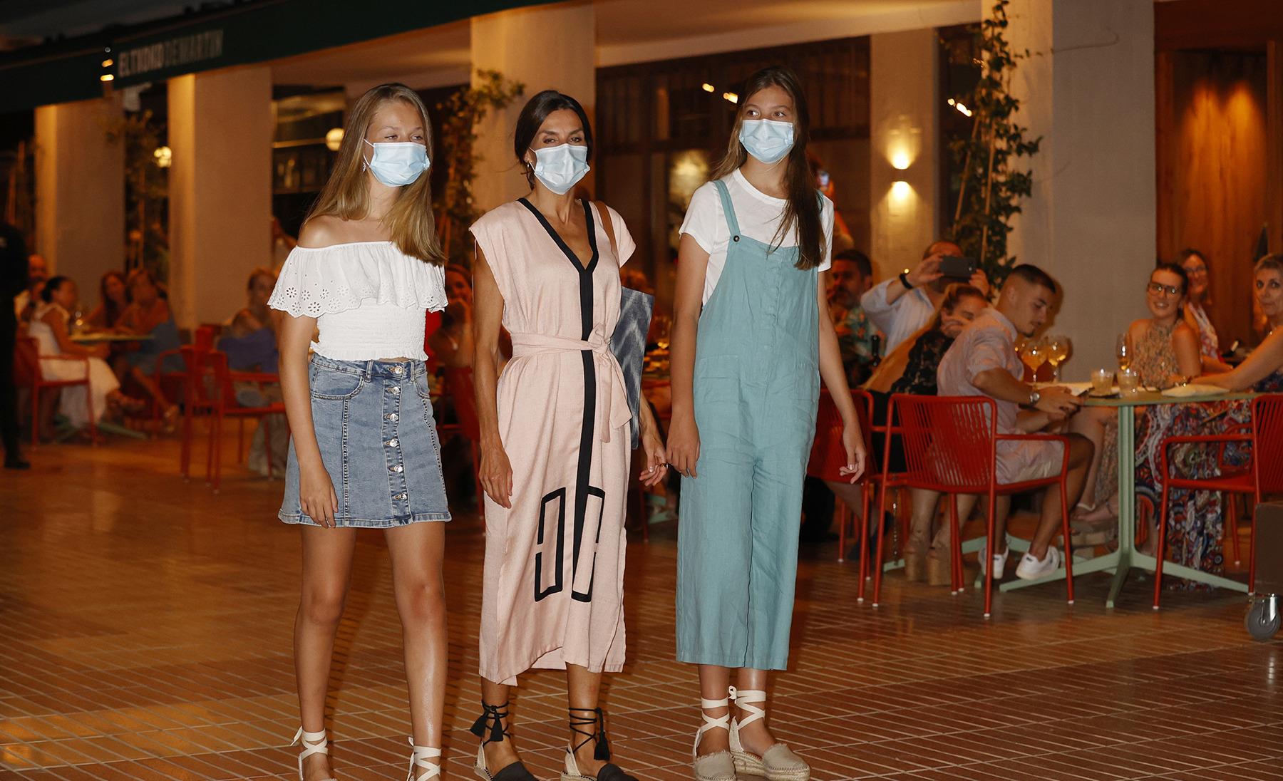 欧美时尚前线|西班牙王室一家四口外出就餐，大公主终于穿得比妹妹成熟