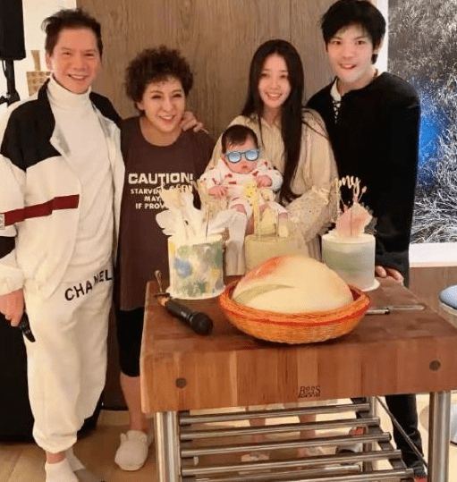 向华强|向华强抱孙女上街，小心谨慎路都不敢大走！网友：真是一物降一物