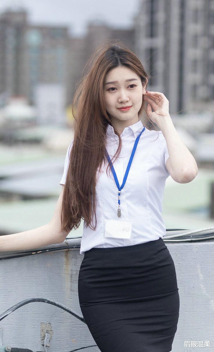 |黑白搭配的职场装，总是给人一种干练的优雅气质，魅力十足