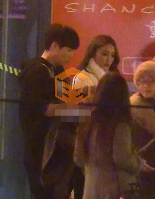 佟丽娅|佟丽娅离婚后首现身！背万元奢侈包心情好，化精致浓妆气场全开