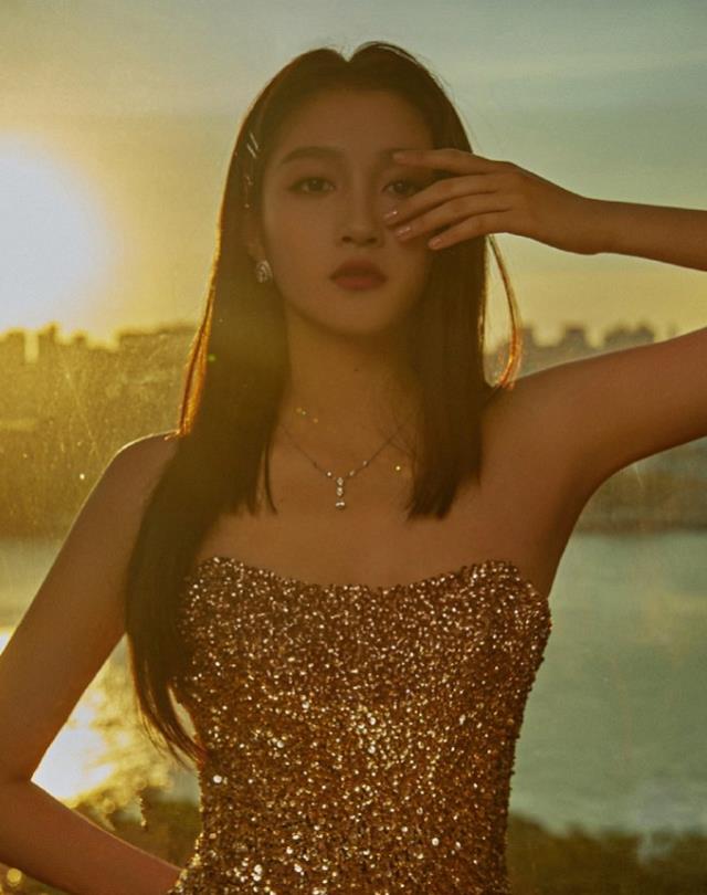 关晓彤|关晓彤挑战“蛇皮裙”，看到她侧躺凹出的“腰窝”，我P都P不出