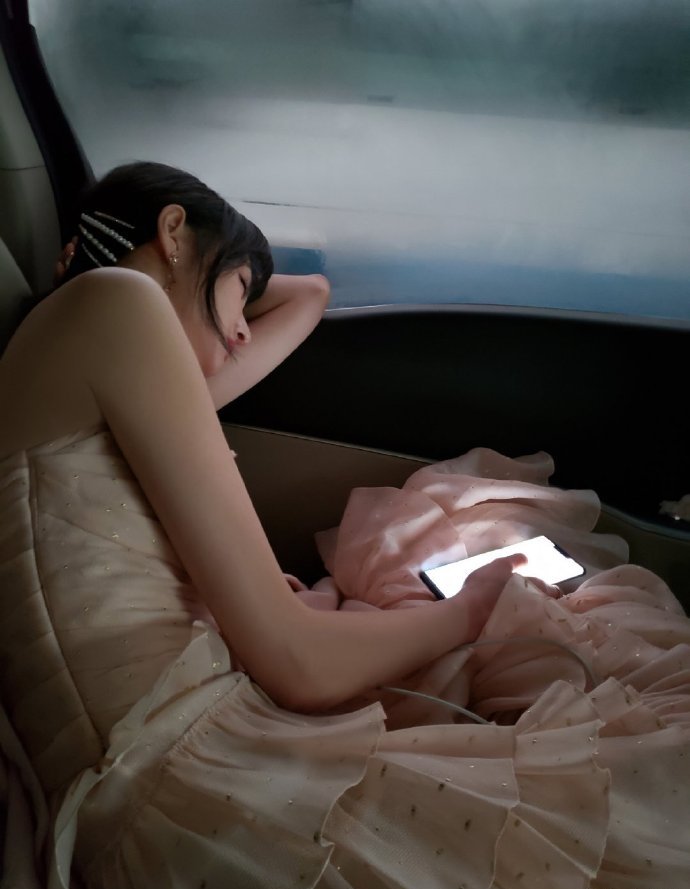 郑爽|郑爽被封口，前经纪人为其发声：她烟都不抽！结果打脸来得真快