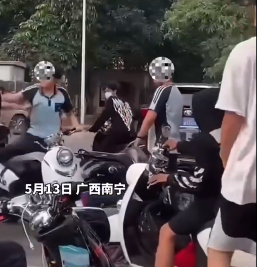 四面观察 广西一中学生遭多人用U型锁围殴，同学一边旁观，无人上前劝阻