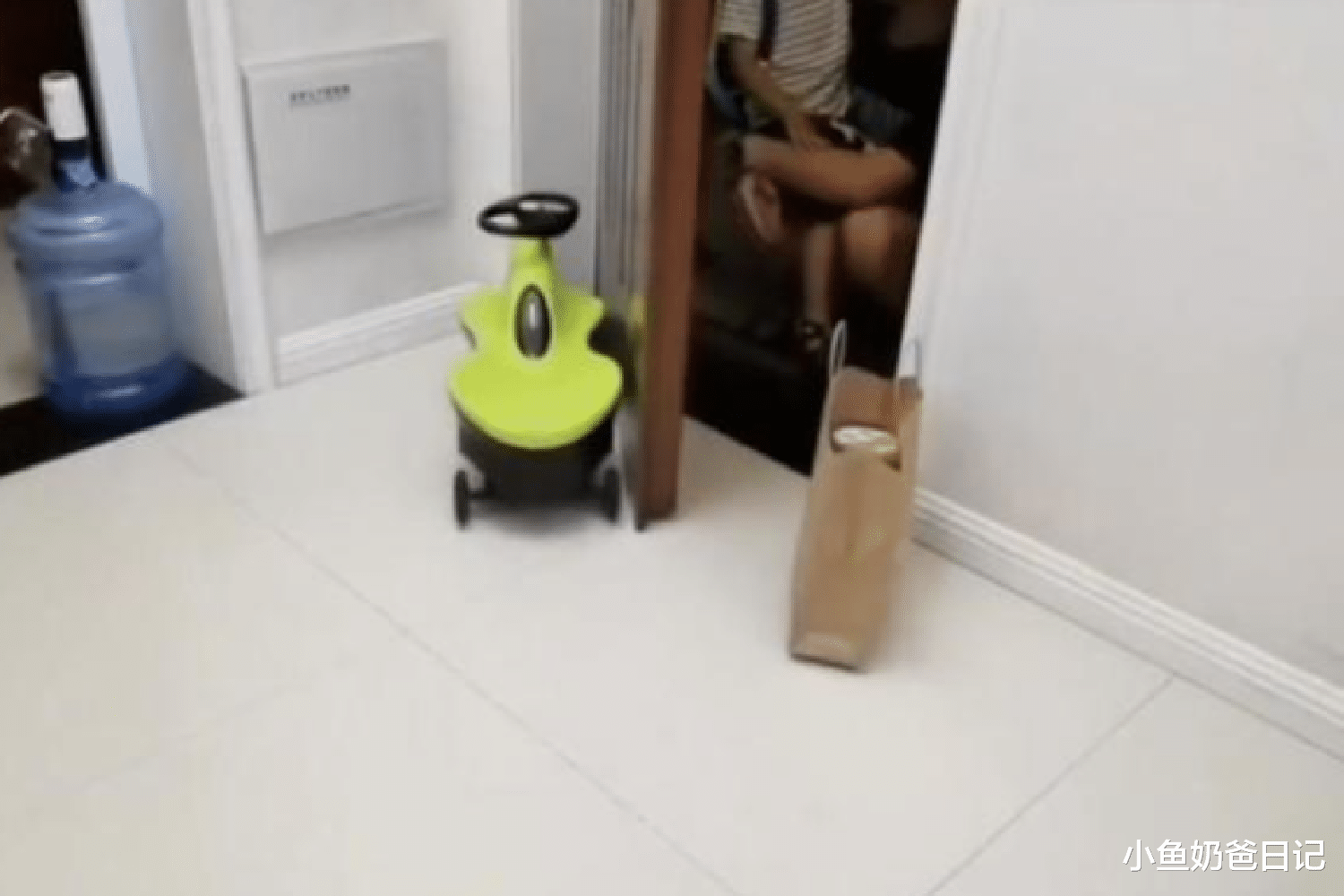 小鱼奶爸日记|离婚后的首次见面，2岁孩子不停开门等爸爸：生娃前审视好婚姻