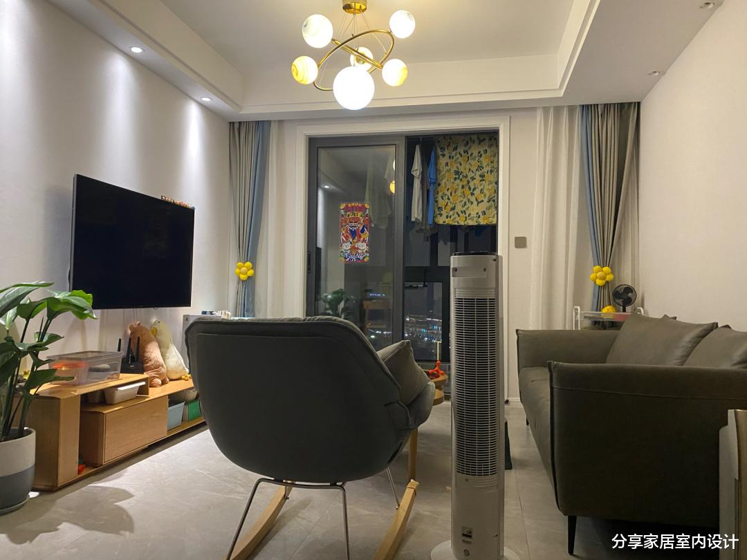|入住半个月的新房，越住越喜欢，电视墙不做造型太赞了，很满意！