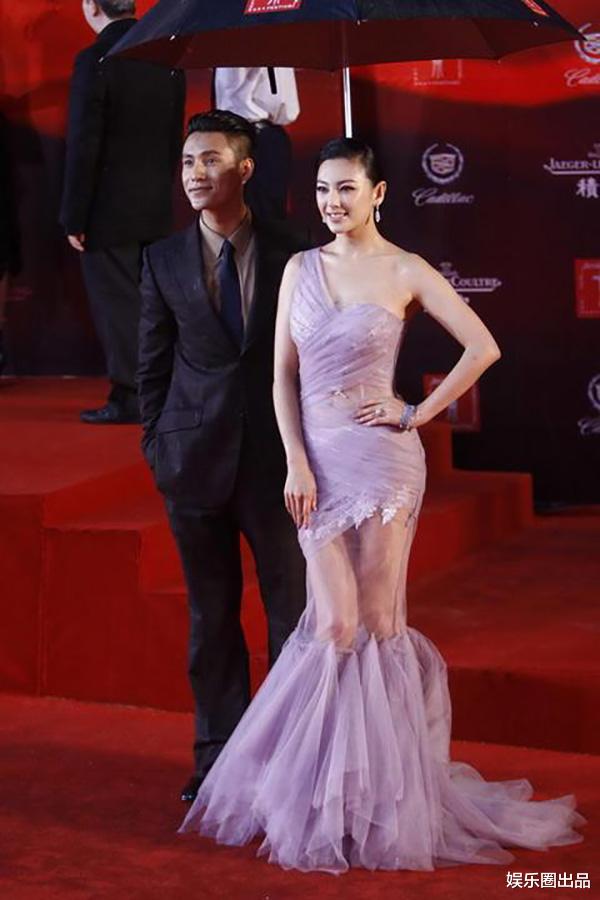 张雨绮|张雨绮走红毯名场面，影帝为她撑伞牵裙摆，被呵护得像个孩子