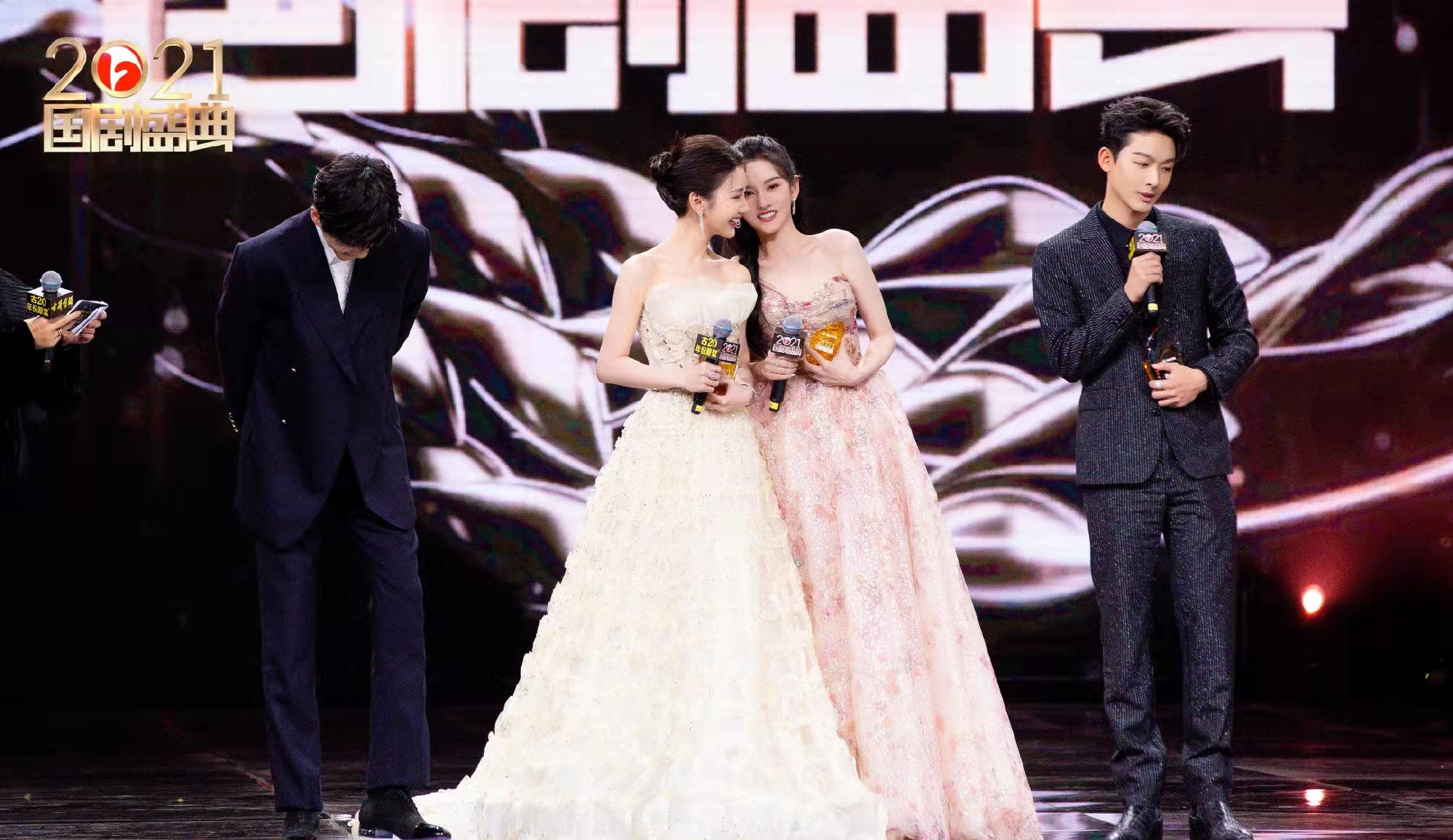 国剧盛典|国剧盛典亮点:周群换三套礼服,扫黑风暴剧组合体,倪萍力赞刘涛