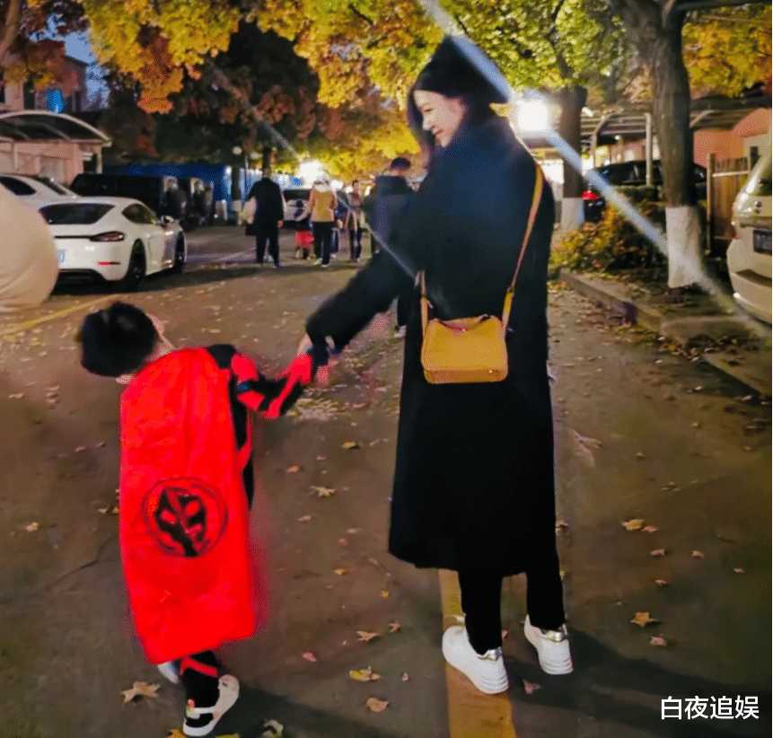 陈妍希|陈妍希带儿子逛书店，5岁小星星身高成焦点，明星基因都这么强吗？