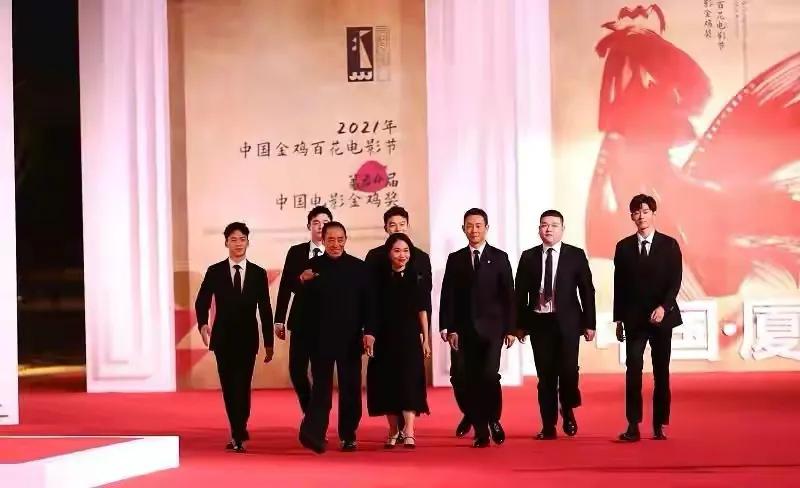 楚乔传|张艺谋携长女走红毯！张末目测1米6，穿黑裙端庄大方太为父亲张脸