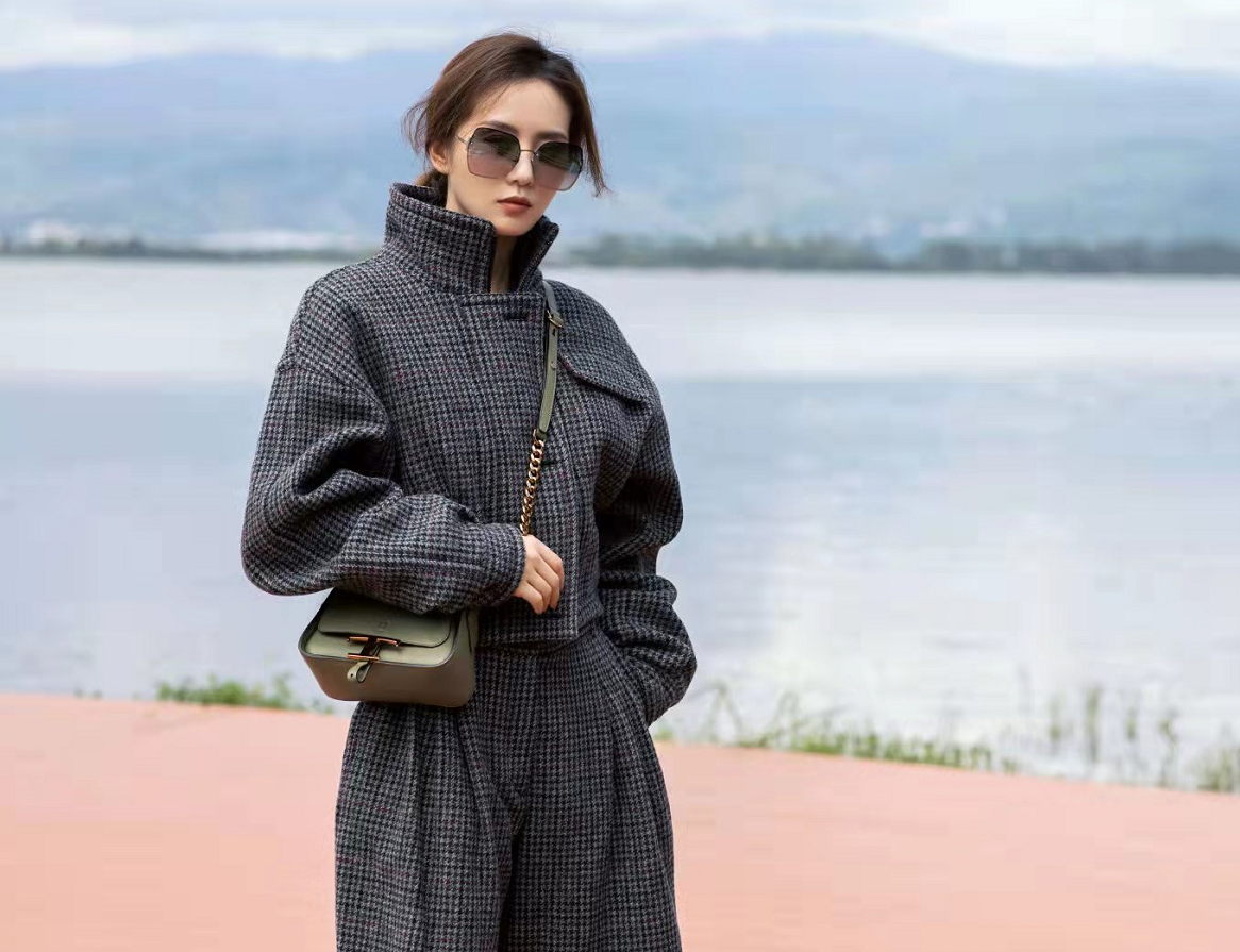 时尚风行派 刘诗诗戴墨镜变拽姐！新写真格纹套装剪裁肥大，露出小鸟腿去抢镜