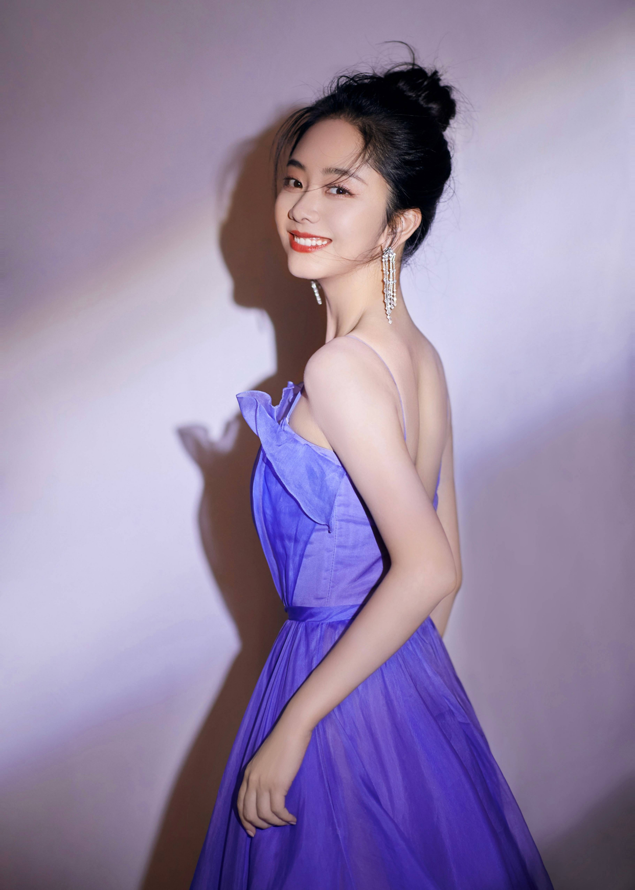 哚乐Like时尚|谭松韵旗袍造型绝美！文艺雅致自带甜美可爱，元气少女感慕了