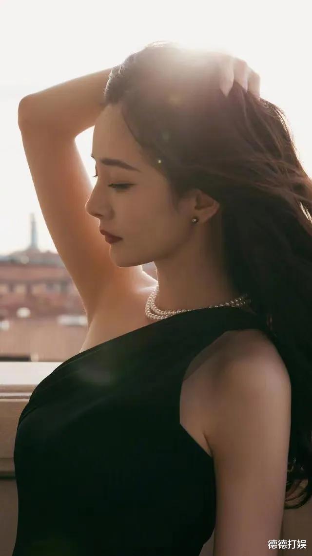 杨幂|杨幂四岁进剧组,越黑越红,到底是善于伪装还是真的人间清醒?