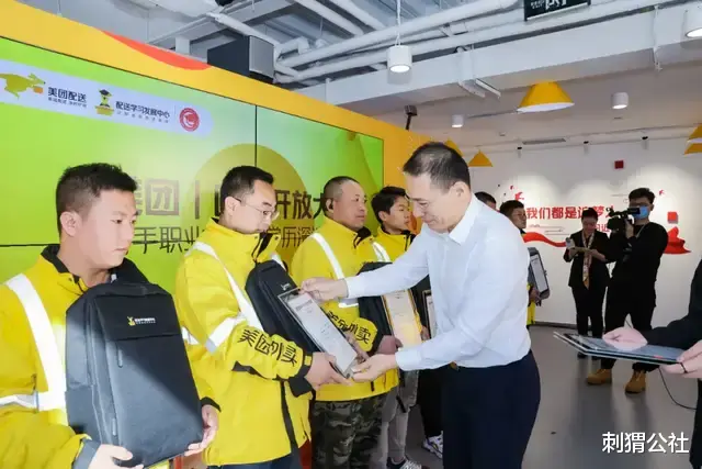 双十一|重返学校的外卖骑手们