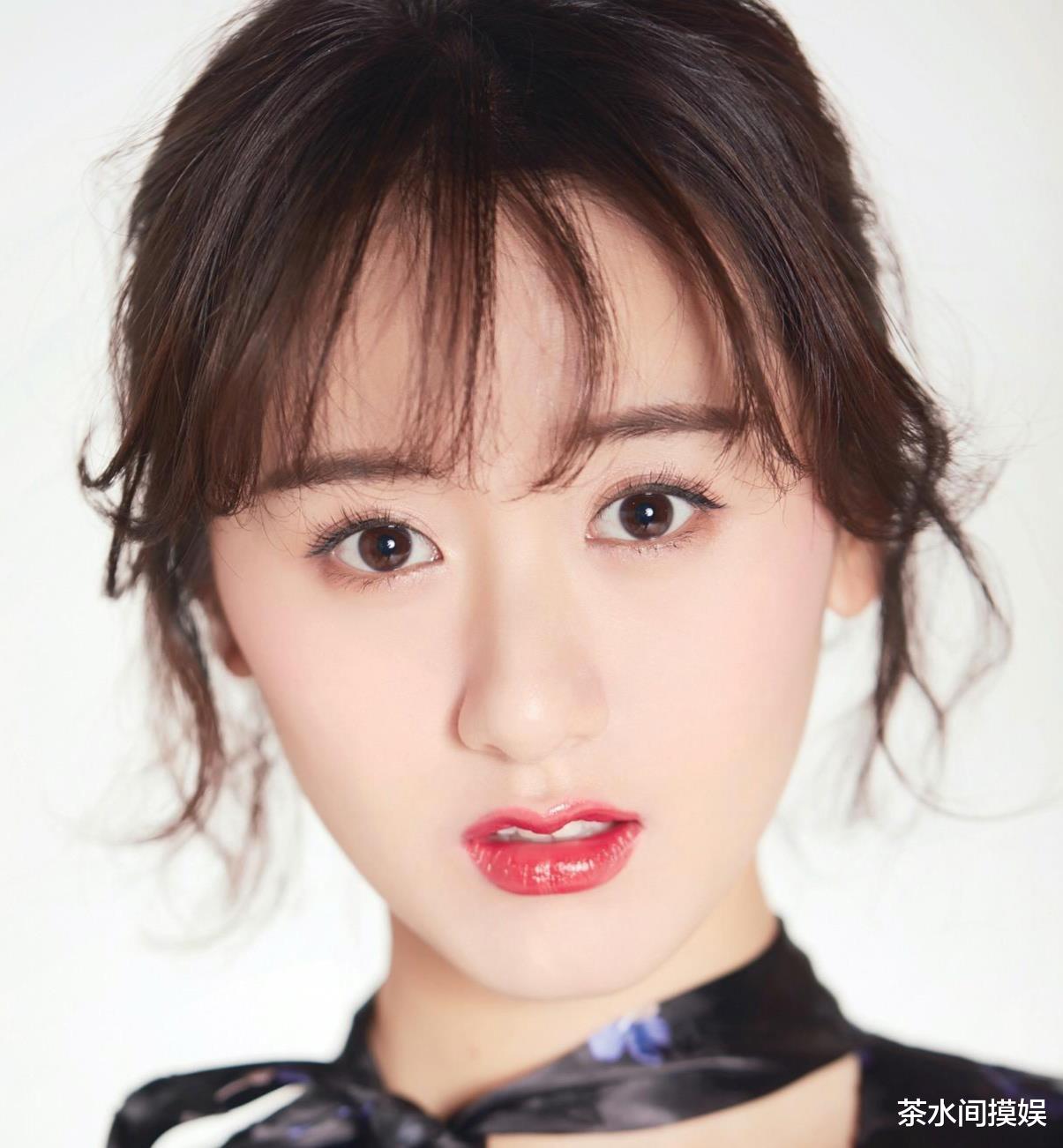 迪丽热巴|正脸精致如花，侧脸却“虐”出天际，这些女星都是“角度美人”？