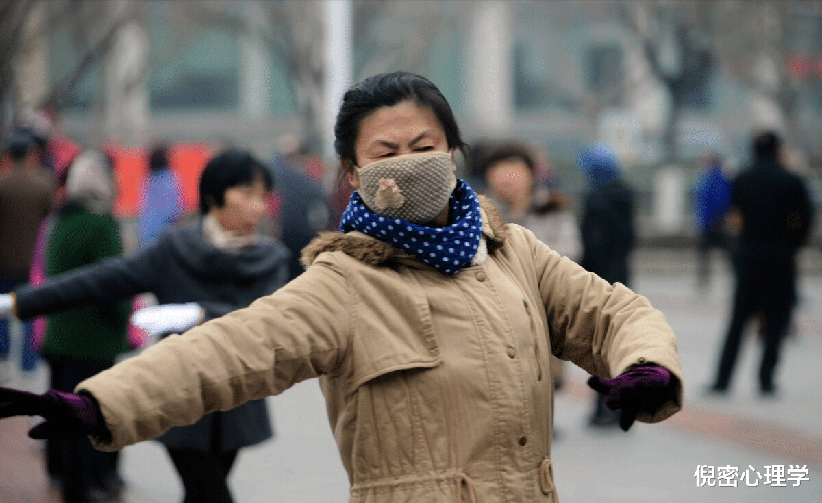 倪密心理学 老年人跳交谊舞是什么感受？60岁阿姨：很开心，但这浑水，别蹚