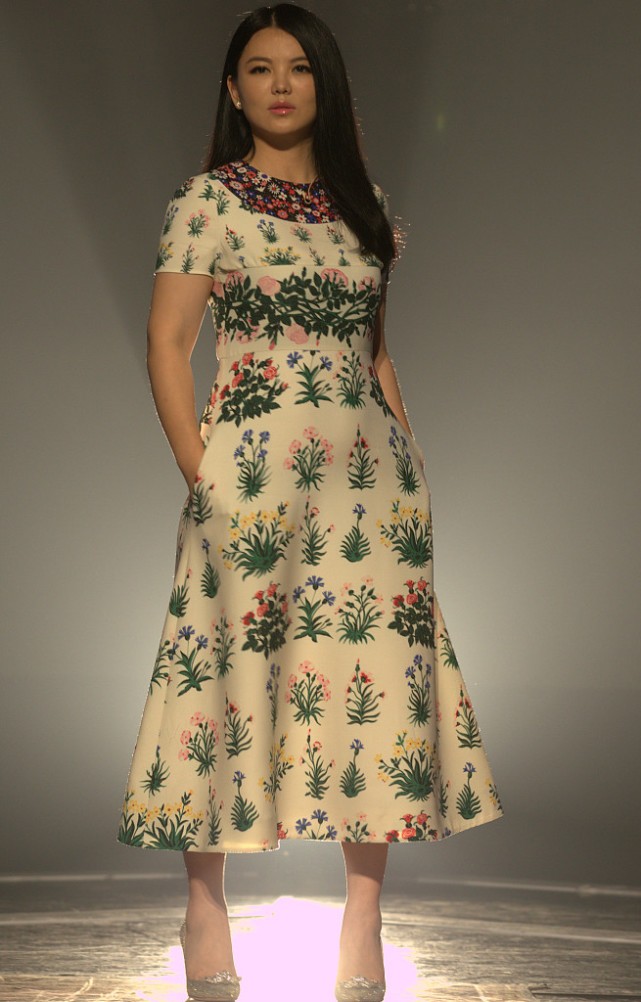 白小白的衣橱|李湘瘦的时候还真挺好看的,一袭花花裙秀身材,但看着挺有气场