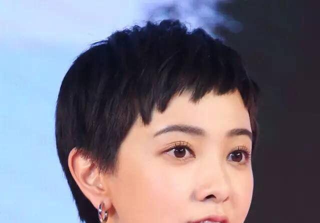 连衣裙|长着一张“娃娃脸”类型你,别再穿大面积有公主风的单品,太装嫩