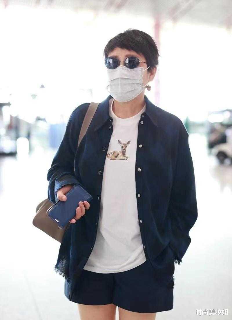 时尚美妆妞 张凯丽真不肯优雅老去，59岁还喜欢穿短裤露大腿，哪像奶奶辈