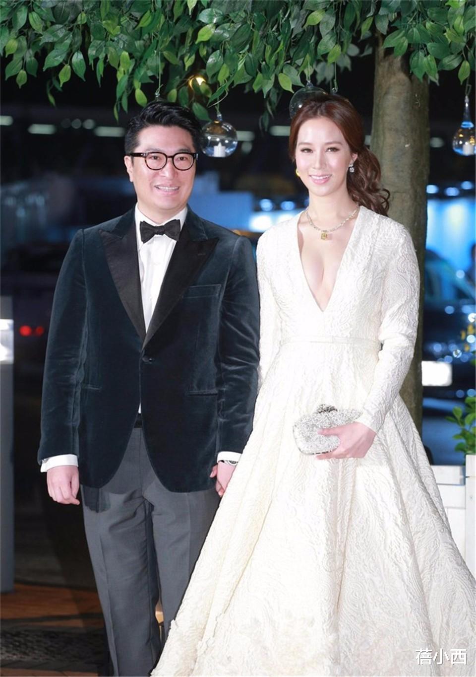 蓓小西 徐子淇与富商老公合影照样敢穿，丰满身材穿薄纱挖洞裙，真有胆量