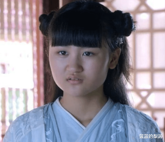 成龙|她6岁被成龙抱上春晚，14岁因长相被吐槽，现状打脸众网友