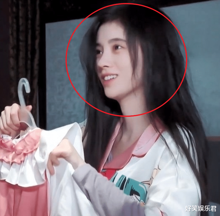 关晓彤|同样是起床素颜被拍，关晓彤和鞠婧祎如隔鸿沟， 差距全都写脸上了