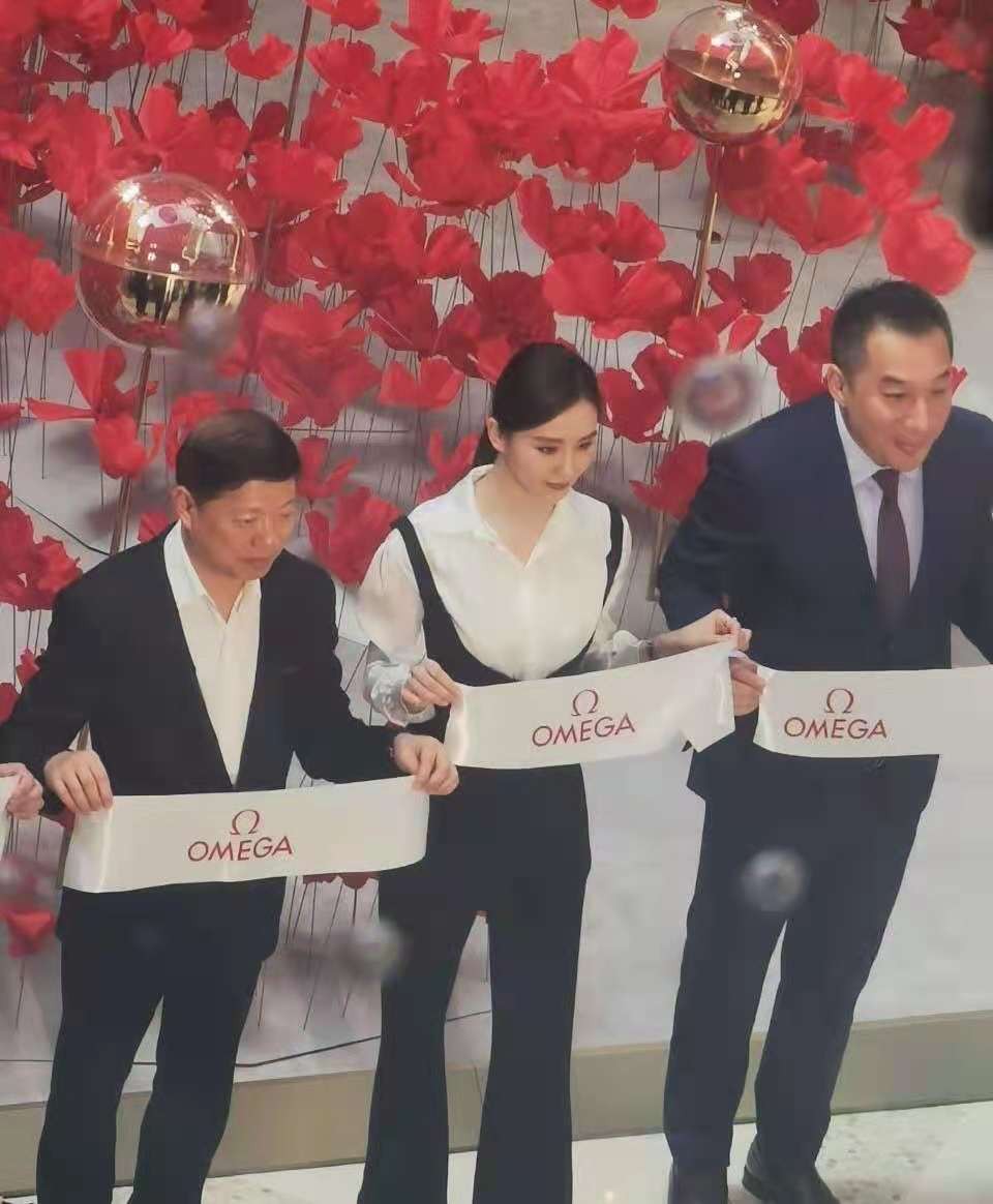 时尚风行派|刘诗诗电梯照成名场面！穿紧身吊带腰比吉娜还细，走路带风超霸气