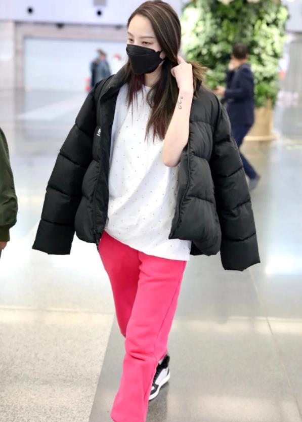 郑希怡|郑希怡的“例假裤”火了，机场现身惹人注意，造型抢镜还显腿长