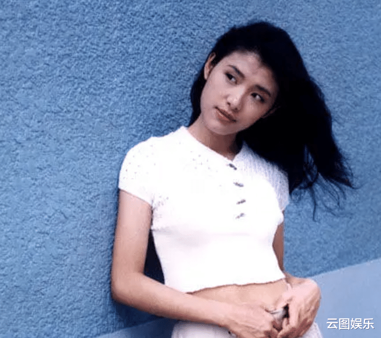 跨年|知名歌手跨年表演状况频出！递麦给观众接力唱没声音，还被撞到头