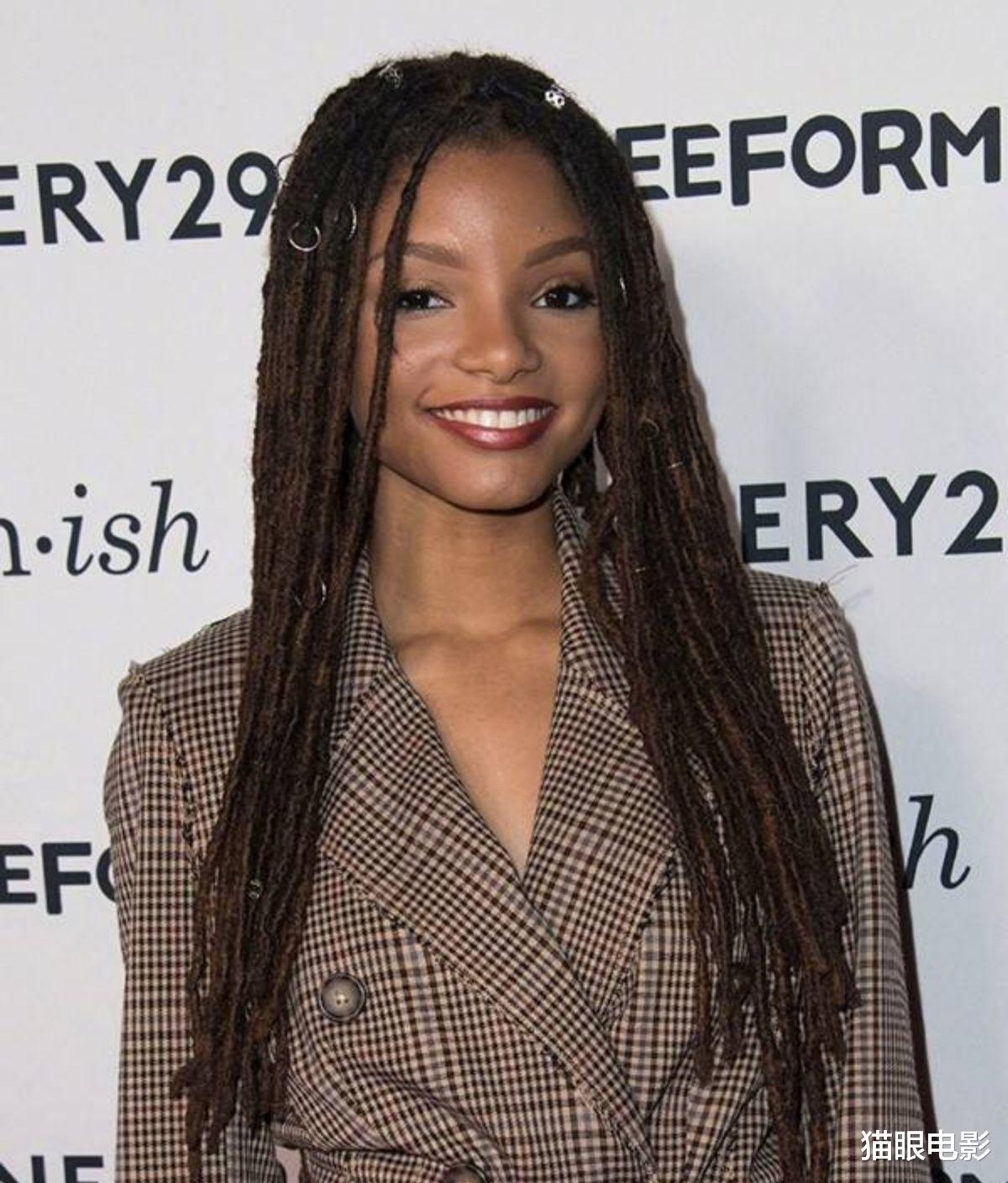 小美人鱼|迪士尼小美人鱼身材绝了！身穿亮钻裙秀大长腿，一脸自信好有气质