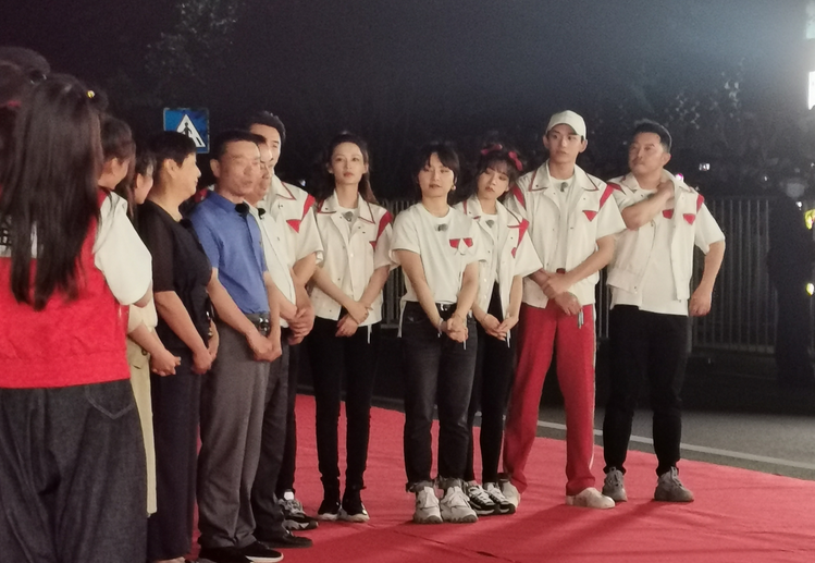 谭松韵|《奔跑吧》谭松韵和杨颖同框，差距一目了然，确定两人只差一岁？