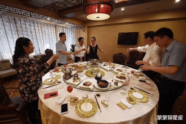 蒙蒙聊星座|经理约客户谈合同,让下属结30000饭菜,没有想到老板做这个举动