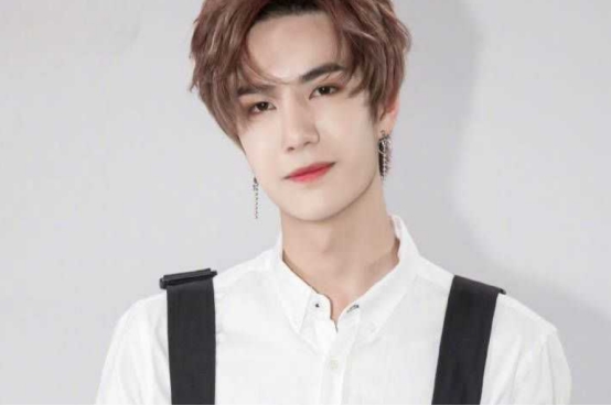 王一博|王一博面对不确定的未来，依然坚持做自己喜欢的事，不卑不亢