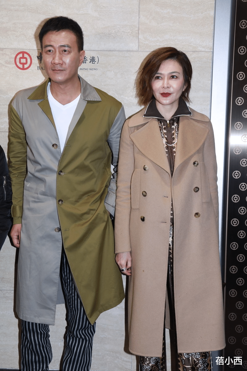 蓓小西 59岁关之琳惊艳了时光,穿棕色大衣配印花套装亮相,苹果肌好饱满