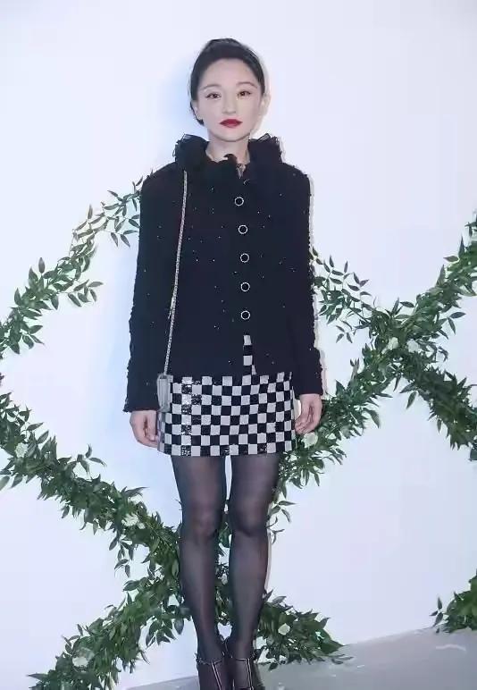 魏疆|香奈儿时尚活动！47岁周迅这张脸让人看楞，刘诗诗头发毛躁好老气，宋茜发福