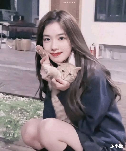 |孙一宁直播观看人数暴涨，弹幕狂刷思聪，她的颜值神似明星