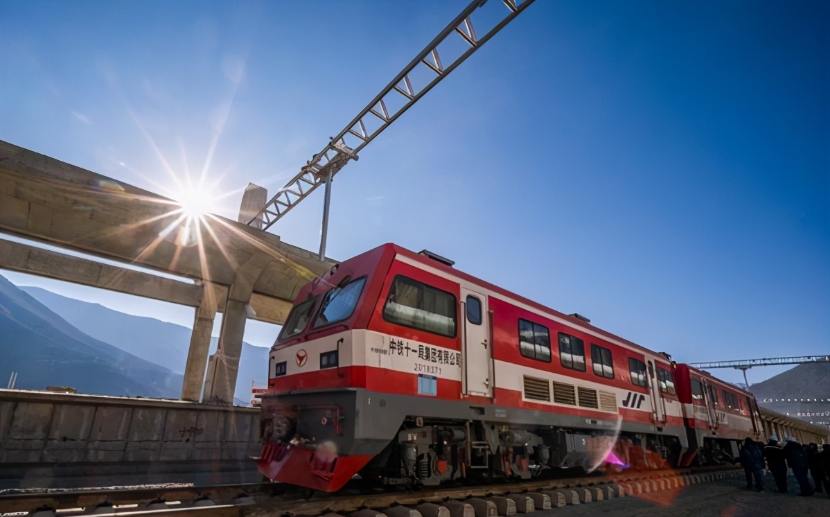 青藏铁路 中国又一超级工程！进藏“天路”即将完工，川藏铁路为何非建不可