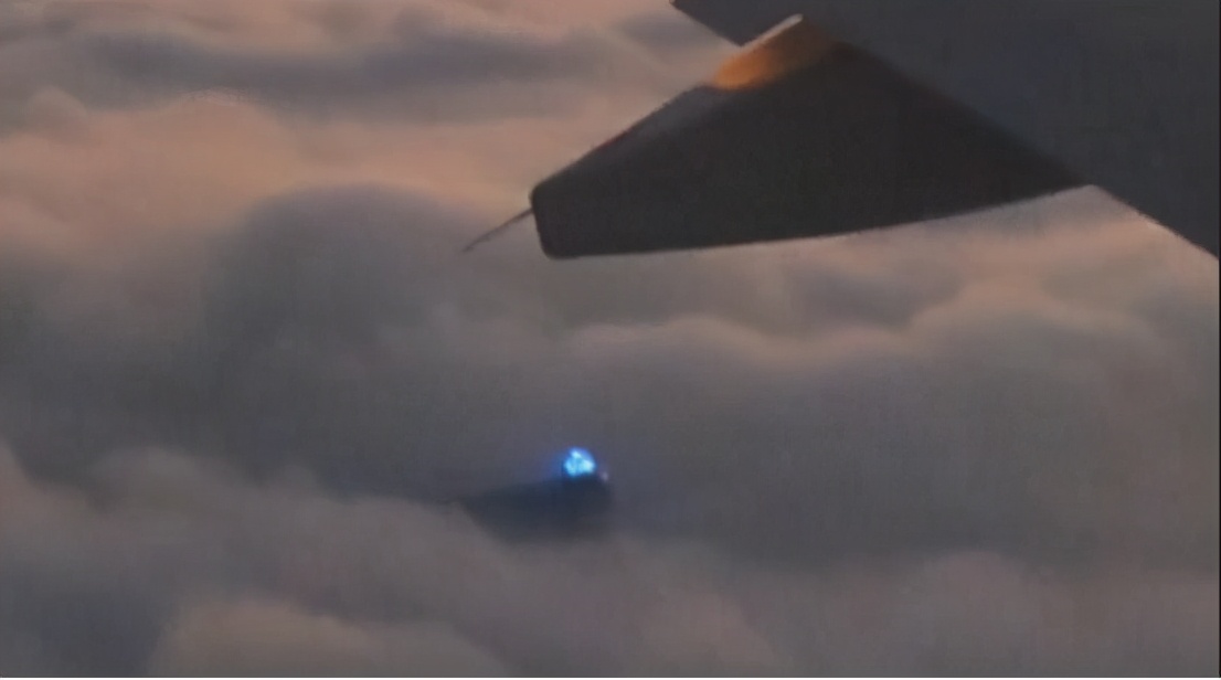 痴迷探索世界|9100米高空拍摄到幽蓝色UFO，真相是楼顶的LED灯？