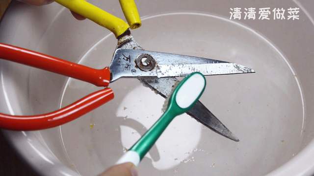 不管剪刀有多钝，万不可扔掉了，教你一招，剪刀干净锋利如新