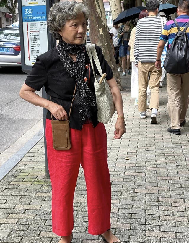 潮帮先生|60岁上海奶奶真时髦!穿背带裤骑单车出门,头上裹块花头巾好拉风