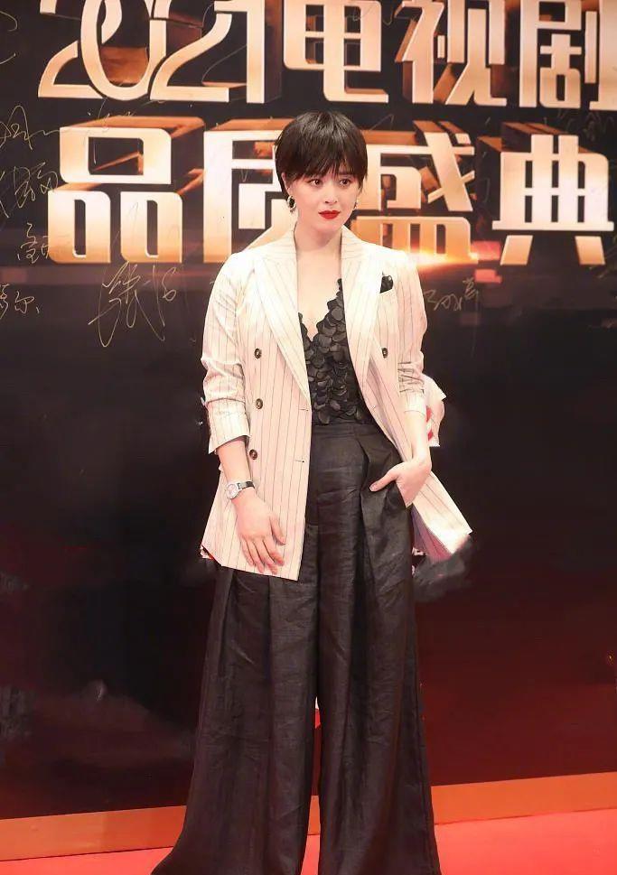 Angelababy|2021年女星红毯翻车造型，赵丽颖显老气，杨颖头大身小