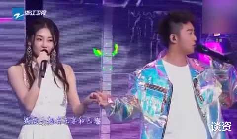 苗苗|苗苗亲手为女儿做裙子，母爱满满，无名指戴戒指更是抢镜