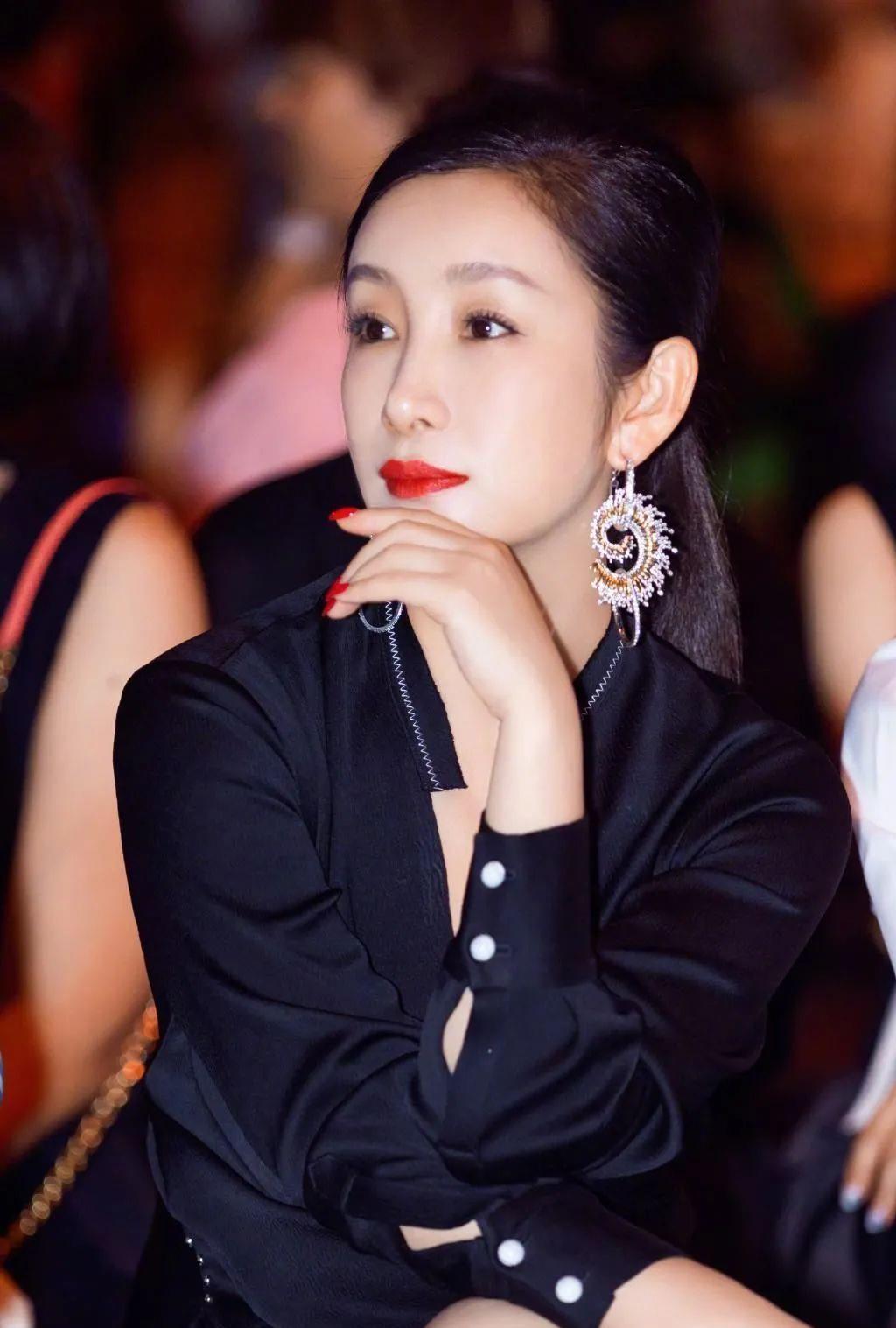 黄奕|女星们的颜值随时间有变动，黄奕脸僵，秦海璐逐渐变美