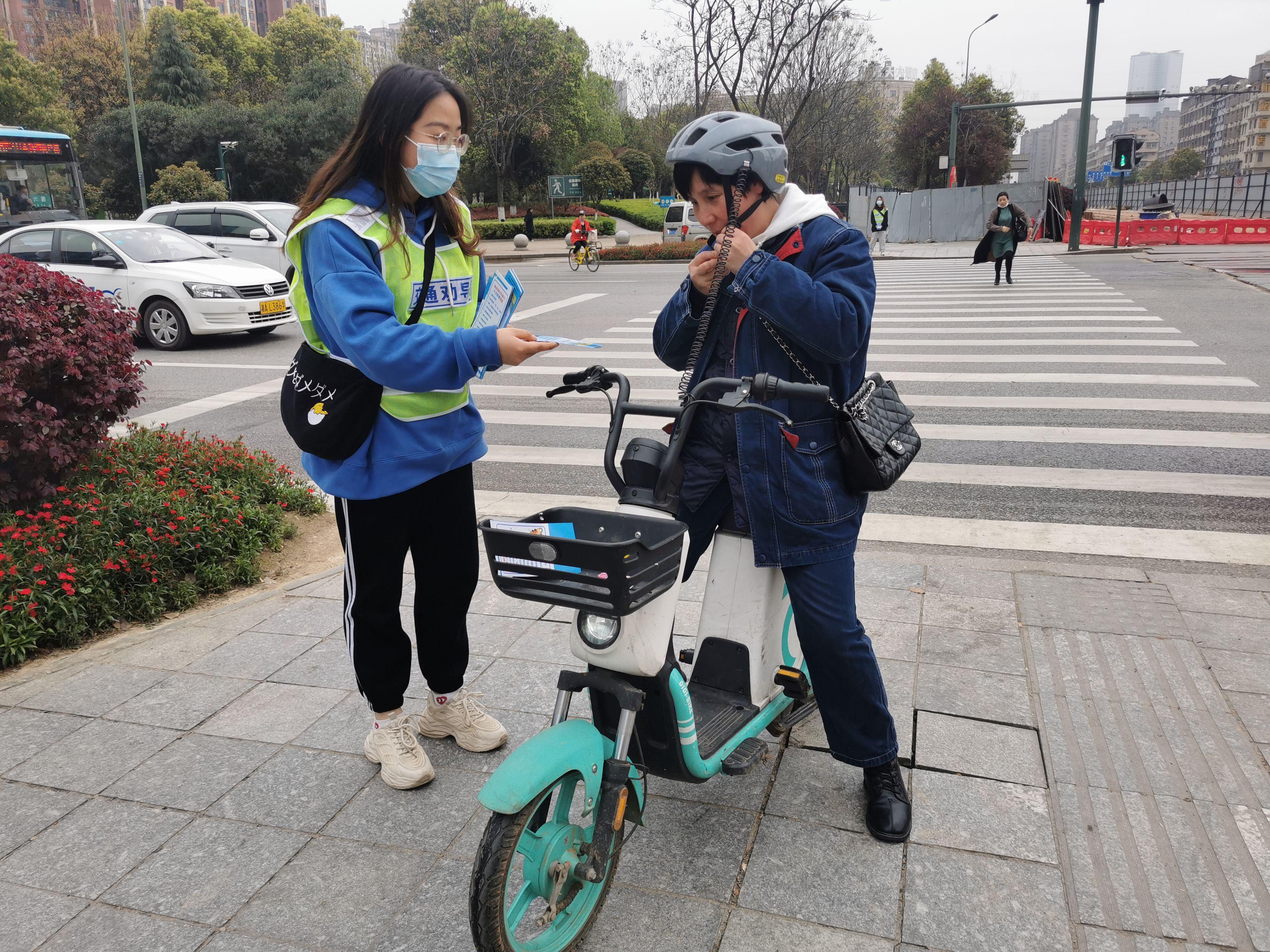 公益潇湘 长沙县泉韵社区：一盔一带 安全常在