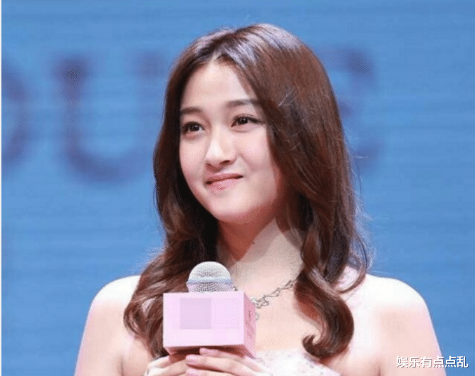 贾玲|关晓彤问贾玲: 拍戏为何只找张小斐, 不找我, 贾玲的回答显情商