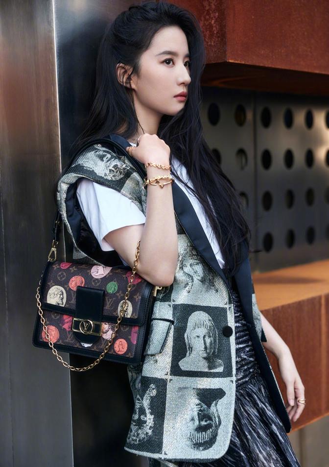 方脸妹说时尚|34岁刘亦菲这眼神太绝了,穿盔甲式西装配漆皮长靴,盖不住这锋芒