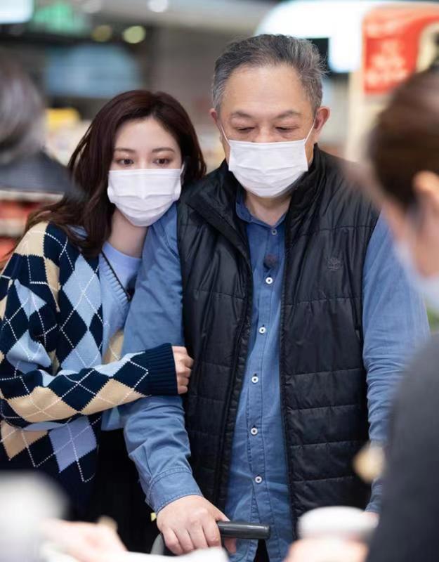 何有强|宋妍霏又“火”了，红色衬衫搭配牛仔裤利落时髦，复古又有气场