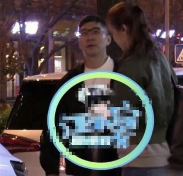 陈数|陈数懒理老公约会嫩模，独自走机场赶行程，穿西装女强人派头足