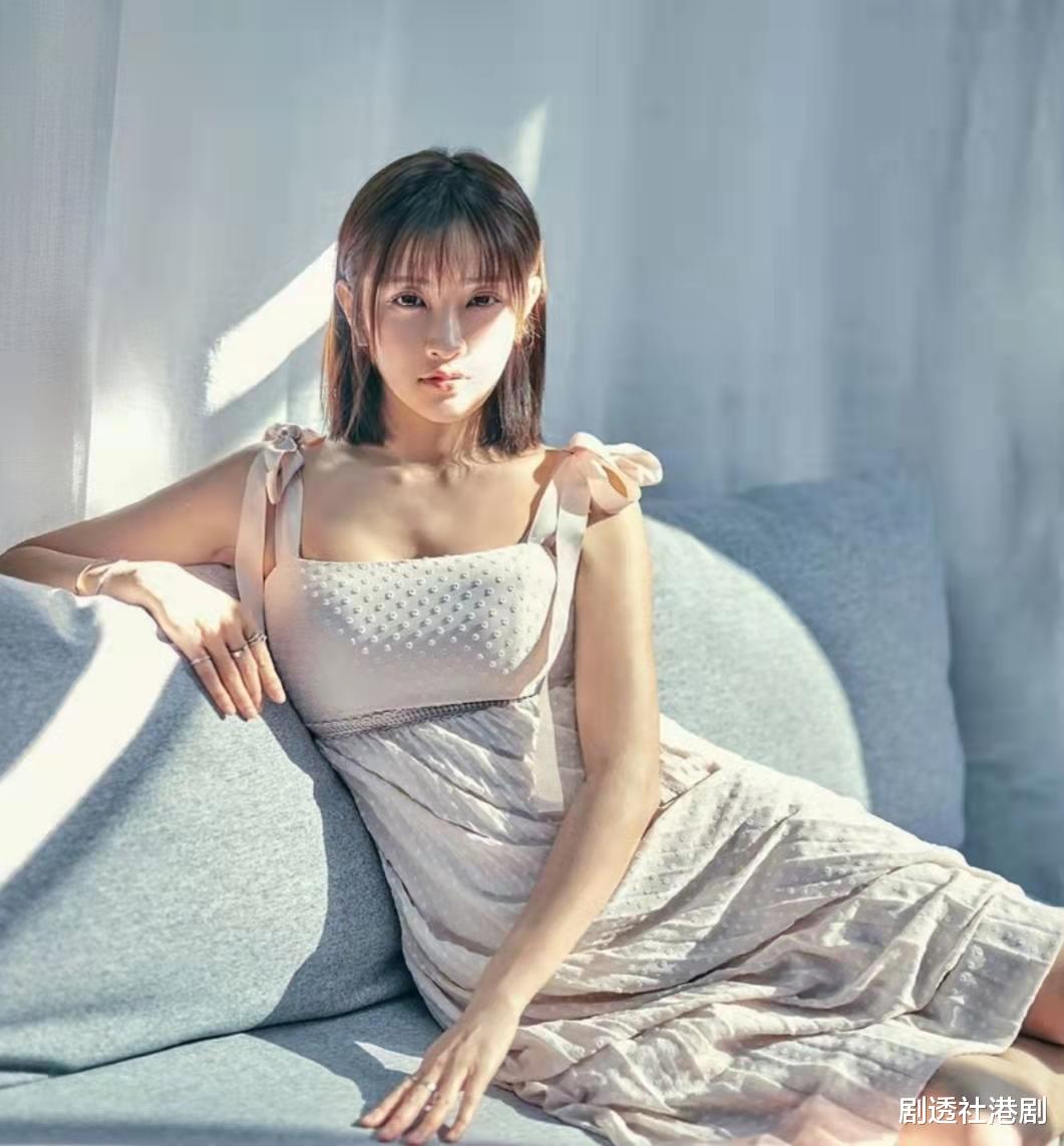 迪丽热巴|着装出众引网友热议，TVB“东张女神”被指真空上阵，无奈总受关注